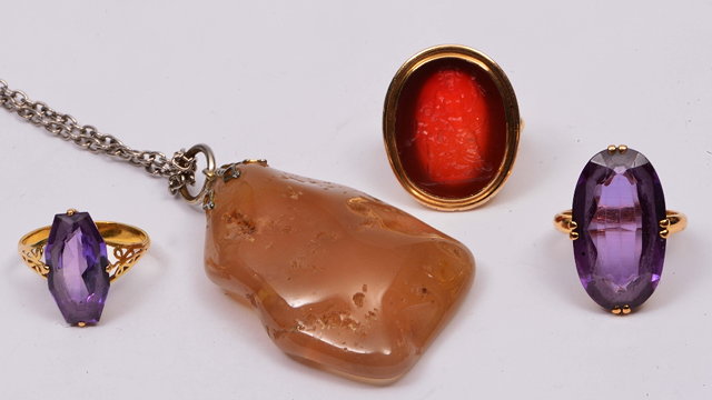 Appraisal: Seal ringwith carved hardstone decoration a hardstone pendant and two