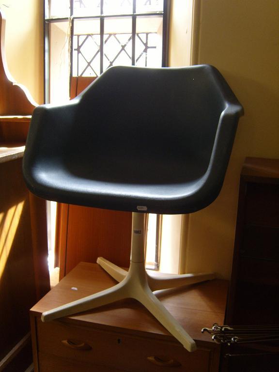 Appraisal: A Robin Day design for Hille moulded plastic swivel chair