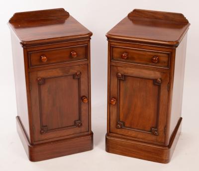 Appraisal: A pair of mahogany bedside tables each fitted a drawer