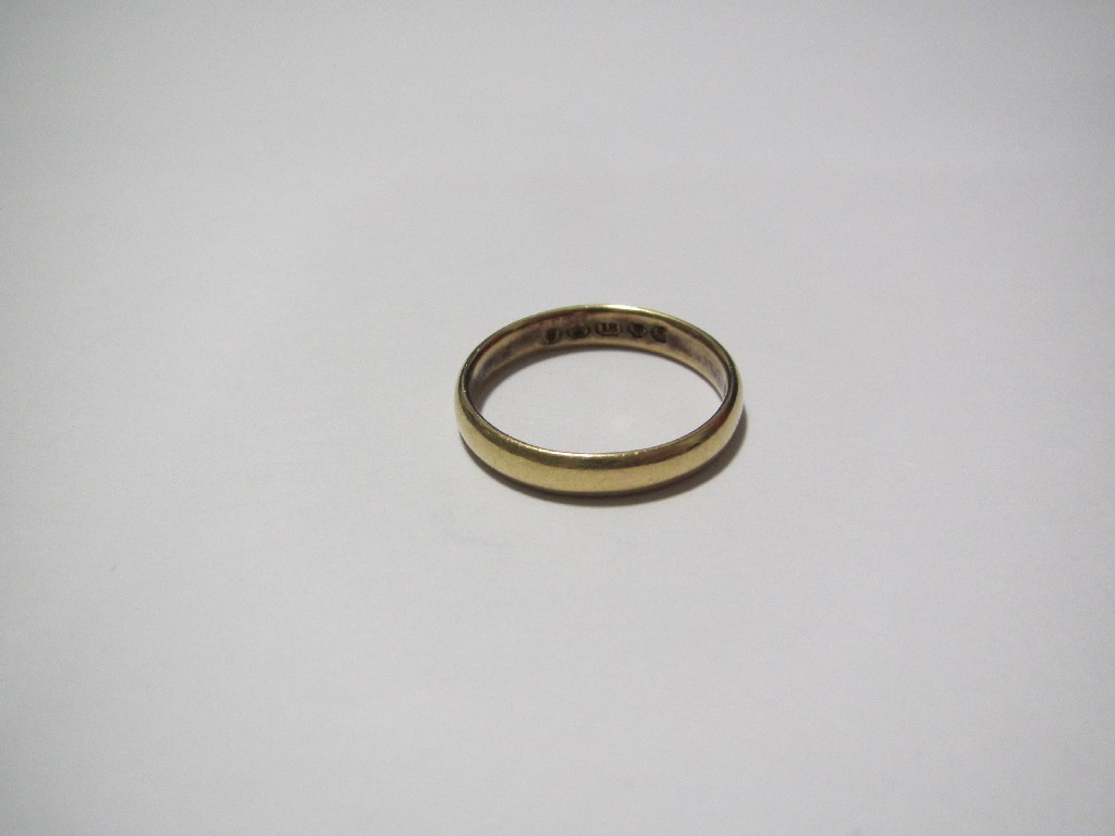 Appraisal: A Victorian ct gold wedding band plain barrel shaped London