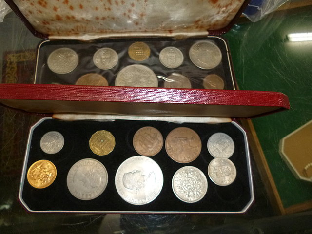 Appraisal: A QUEEN ELIZABETH II COIN SET consisting of a sovereign