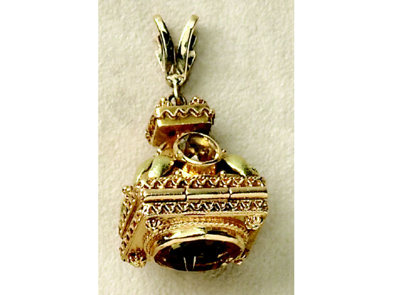 Appraisal: ANTIQUE SEAL PENDANT k yellow gold seal with hinged cover