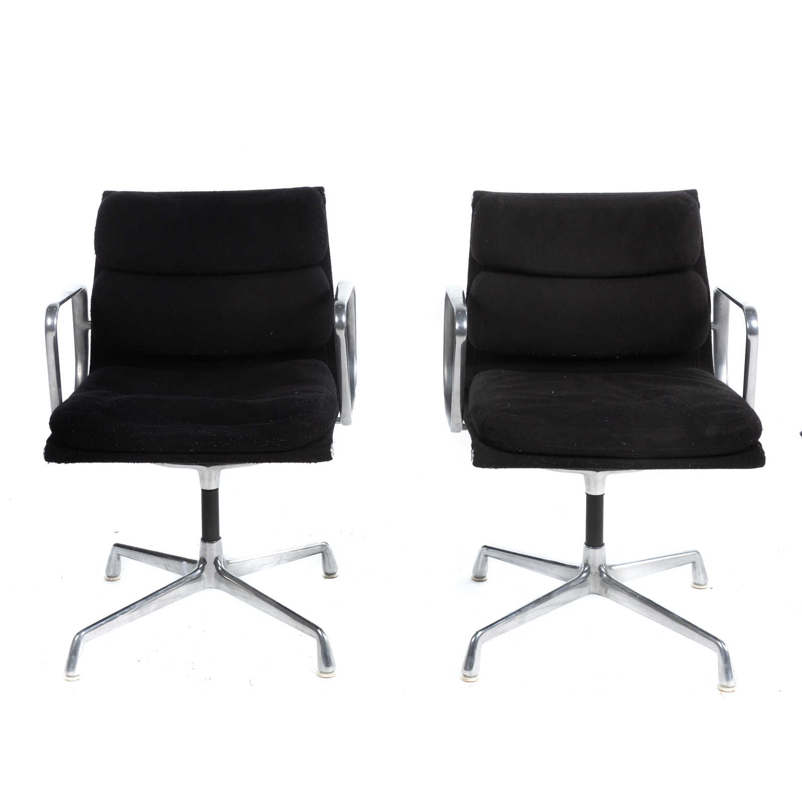 Appraisal: A PAIR OF HERMAN MILLER EAMES ALUMINUM GROUP ARMCHAIRS Black