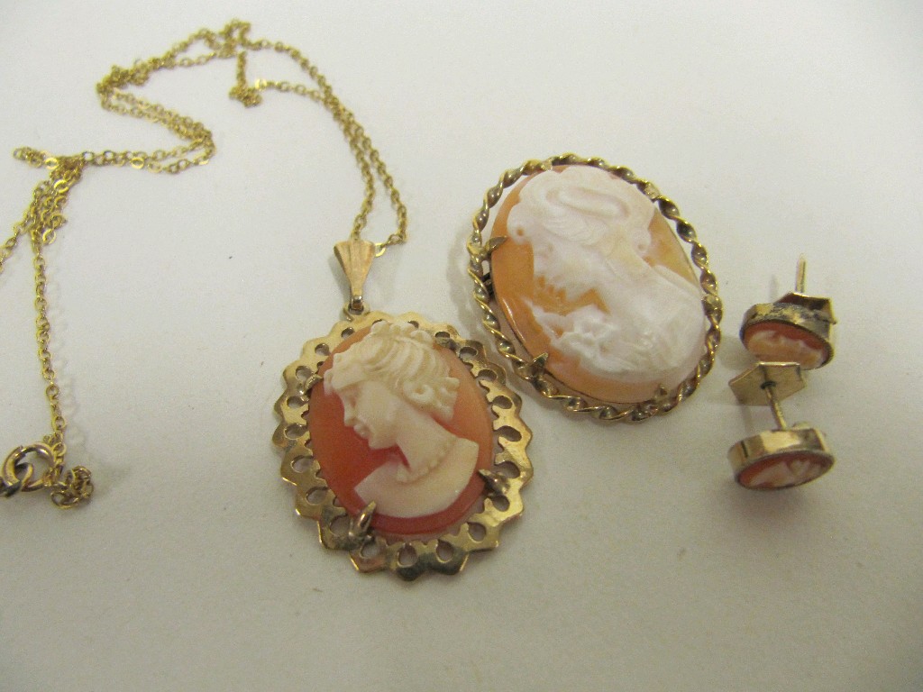 Appraisal: Lot comprising cameo brooch and cameo pendant both mounted in