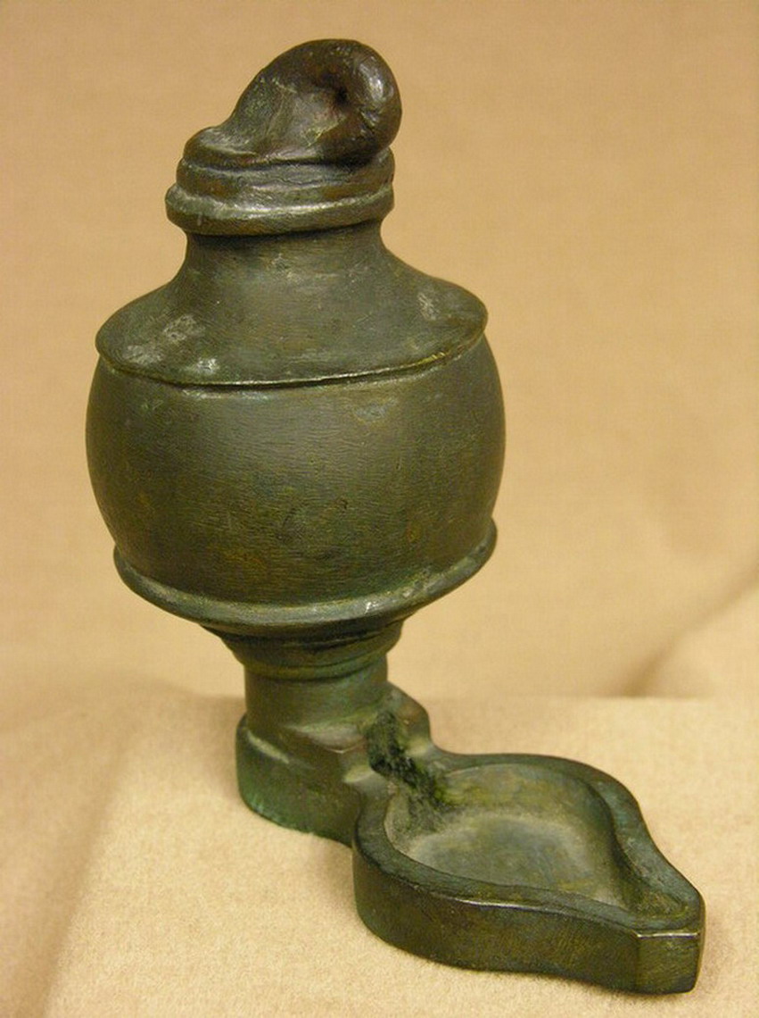 Appraisal: EARLY BRONZE OR BRASS OIL LAMP May have burned lard