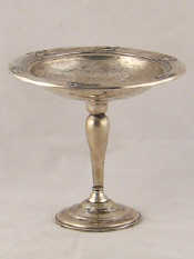 Appraisal: An American silver tazza the rim pierced and embossed with