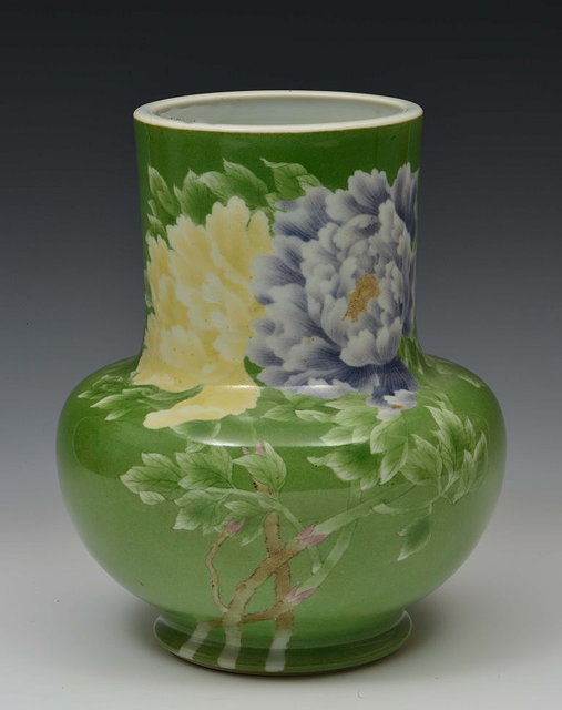 Appraisal: A GREEN BALUSTER SHAPED VASE by Makuzu Kozan Japanese -