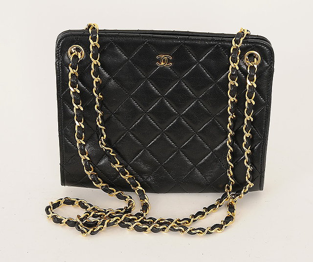 Appraisal: A small vintage black quilted lambskin Chanel bag gilt interlinked