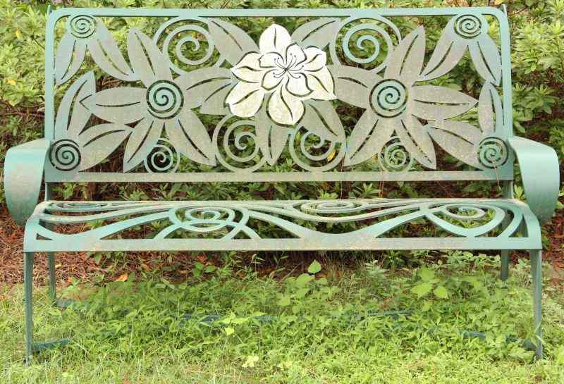 Appraisal: Contemporary Iron Garden Benchthe back with scrolled and pierced gardenia