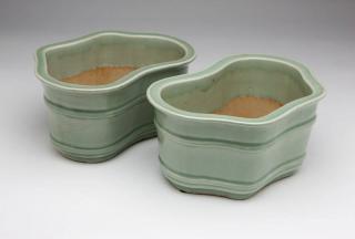 Appraisal: A pair of Chinese celadon jardinieres Early th century each