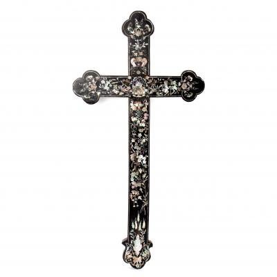 Appraisal: A Victorian mother-of-pearl inlaid cross cm high