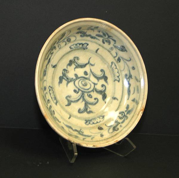 Appraisal: Five blue and white medium serving dishes Late th Early