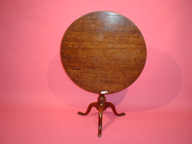 Appraisal: A Georgian oak supper table with circular tilt top and