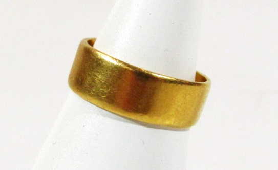 Appraisal: A ct gold plain wedding band size J-K g