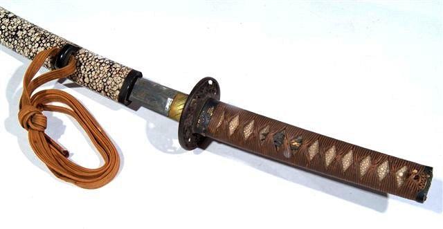 Appraisal: A JAPANESE SHORT KATANA with Manuki circa the handle having