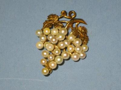 Appraisal: A PEARL CT GOLD BROOCH modelled as a bunch of