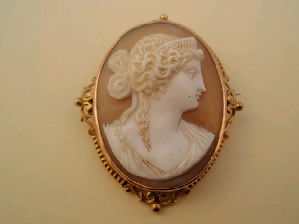 Appraisal: A shell cameo of woman's head in yellow metal frame