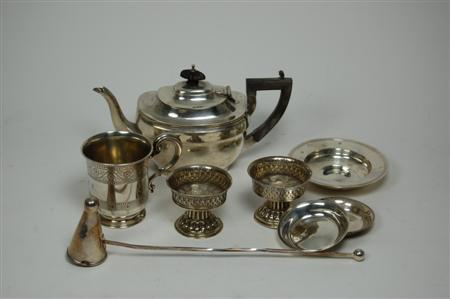 Appraisal: A collection of items to include a bachelors teapot Chester