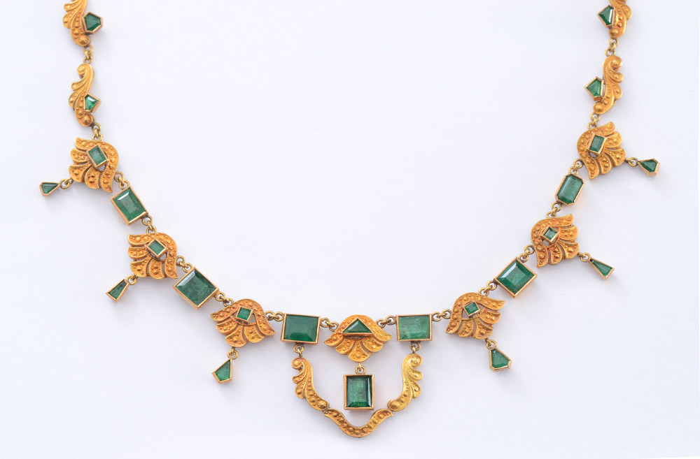 Appraisal: K ART NOUVEAU EMERALD NECKLACE Ca - K yellow gold