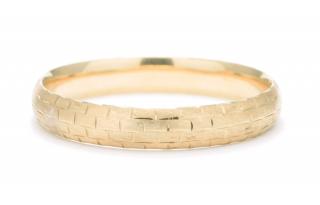 Appraisal: A HINGED GOLD BANGLE A HINGED GOLD BANGLEEngraving and texture