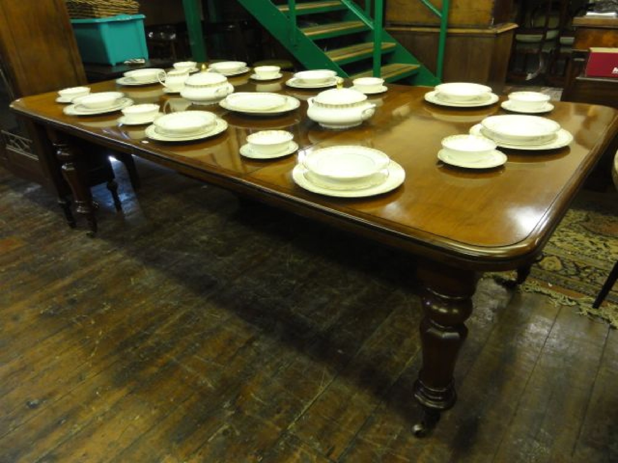 Appraisal: A good quality Victorian mahogany extending dining table of rectangular