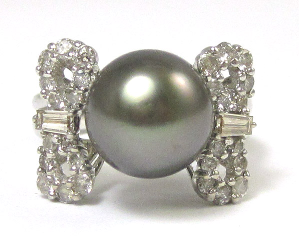 Appraisal: DIAMOND BLACK PEARL AND EIGHTEEN KARAT WHITE GOLD RING centering