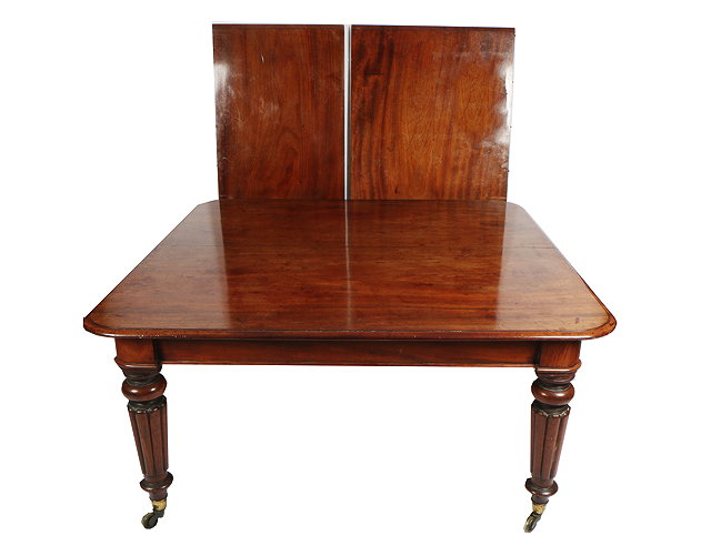 Appraisal: AN EARLY VICTORIAN MAHOGANY EXTENDING DINING TABLE the thumb moulded