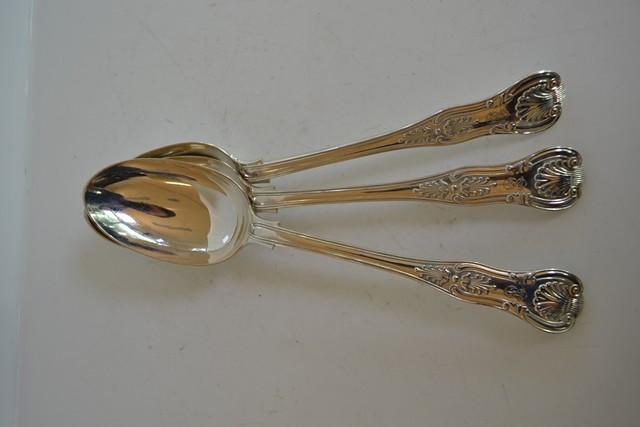 Appraisal: SET OF THREE VICTORIAN LONDON STERLING KING'S PATTERN SERVERS