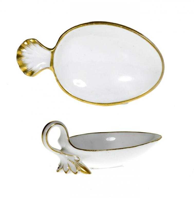 Appraisal: A DERBY CADDY SPOON with gilt rim and shell thumbpiece