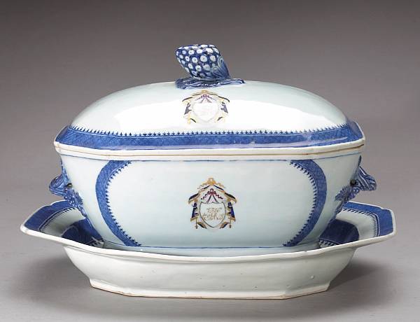 Appraisal: A Chinese Export blue and white porcelain tureen cover and