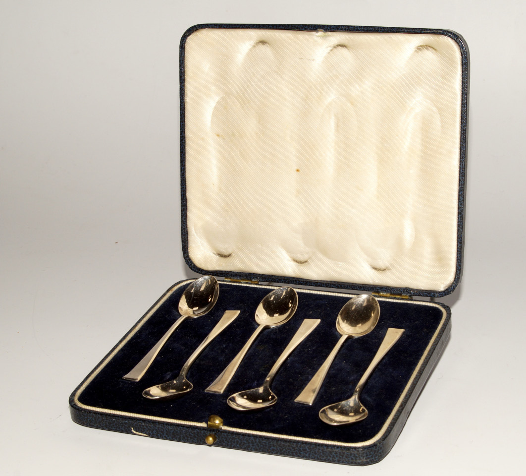 Appraisal: A set of six George V silver coffee spoons with