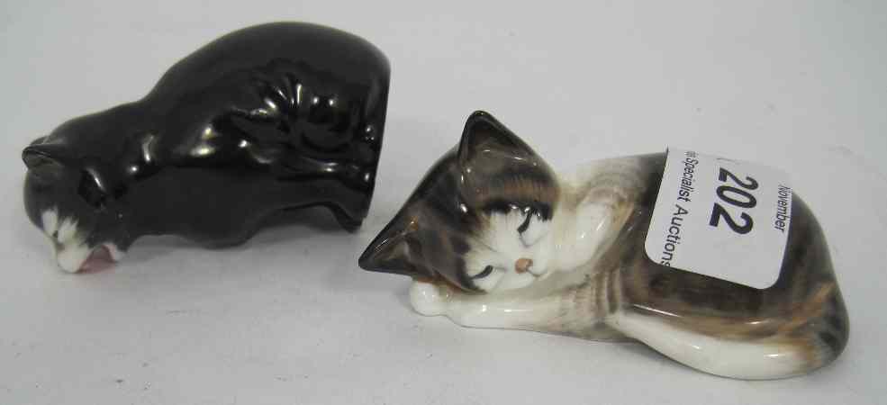 Appraisal: Royal Doulton Cat Model Lucky K And Kitten Asleep HN