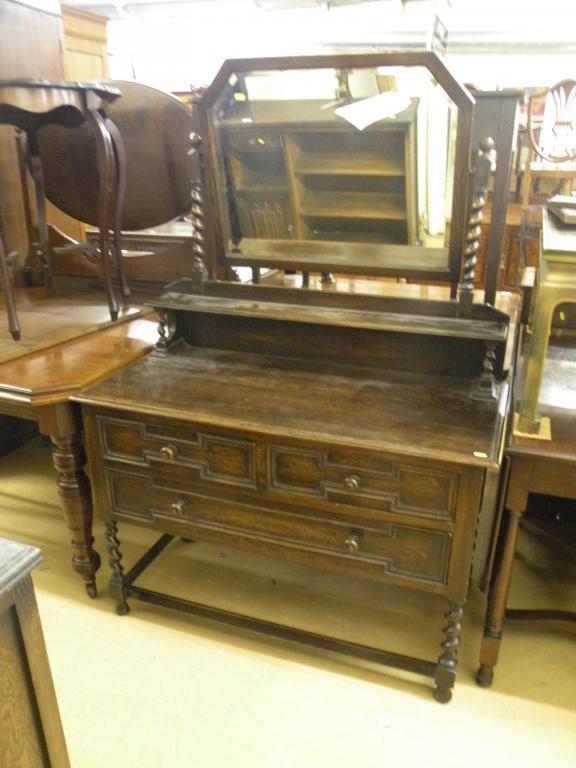 Appraisal: An oak dressing table on spiral turned supports