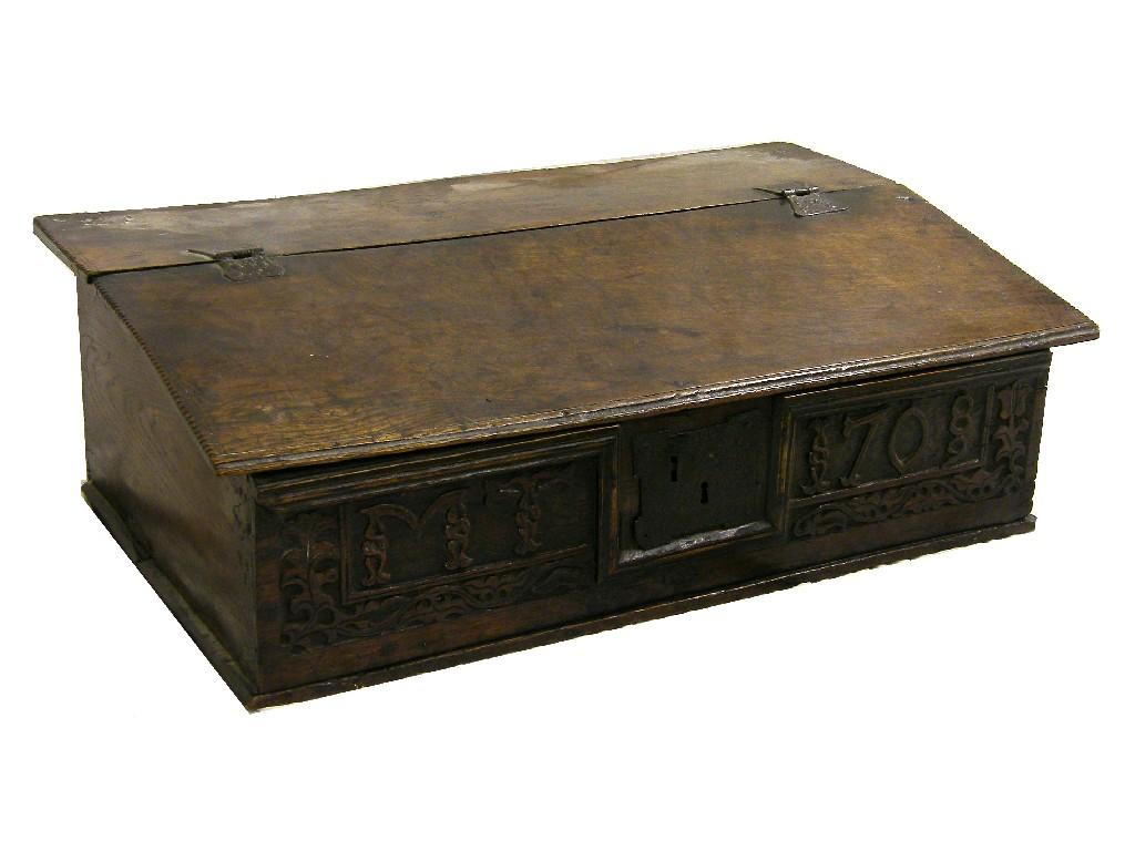 Appraisal: Early th century oak bible box the top with chipped