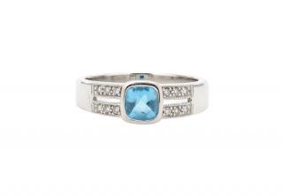 Appraisal: A DIAMOND AND BLUE TOPAZ RING A DIAMOND AND BLUE