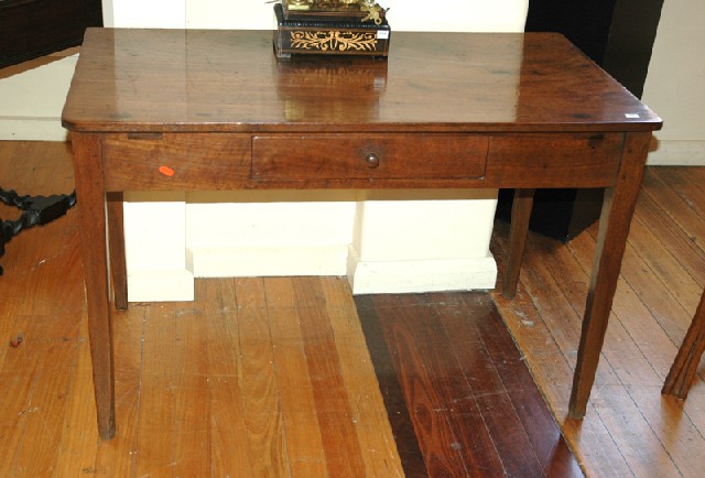 Appraisal: AN AUSTRALIAN CEDAR LIBRARY TABLE The rounded rectangular top above