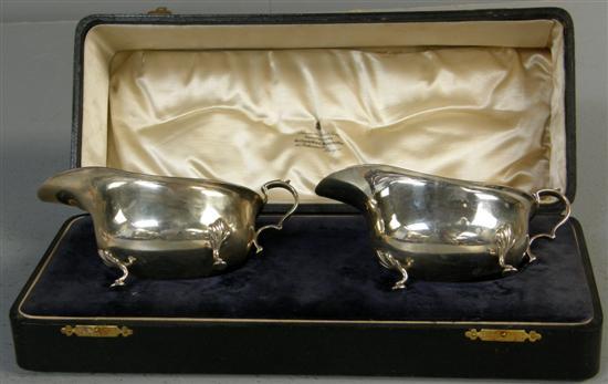 Appraisal: Pair of silver George V sauce boats on three hoof