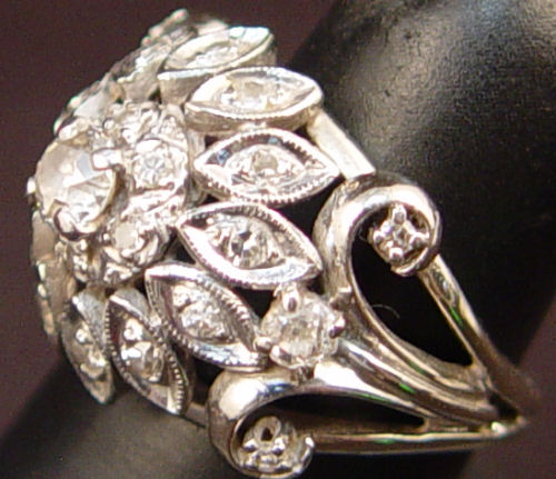 Appraisal: K WHITE GOLD AND DIAMOND RING K white gold ring