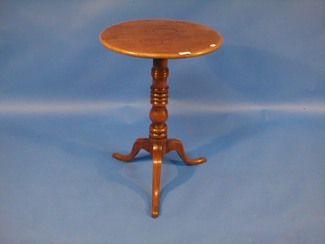 Appraisal: A Georgian oak tripod pedestal table with circular top