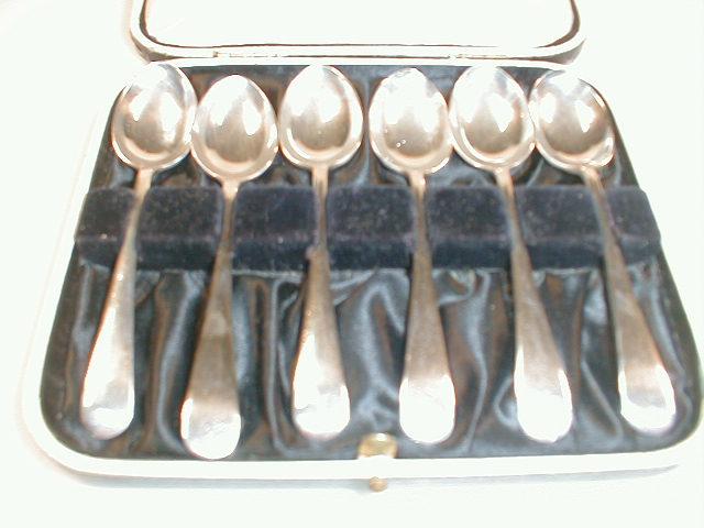 Appraisal: A set of George V silver Old English teaspoons Sheffield