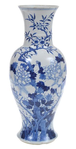 Appraisal: A CHINESE BLUE AND WHITE PORCELAIN VASE LATE QING DYNASTY