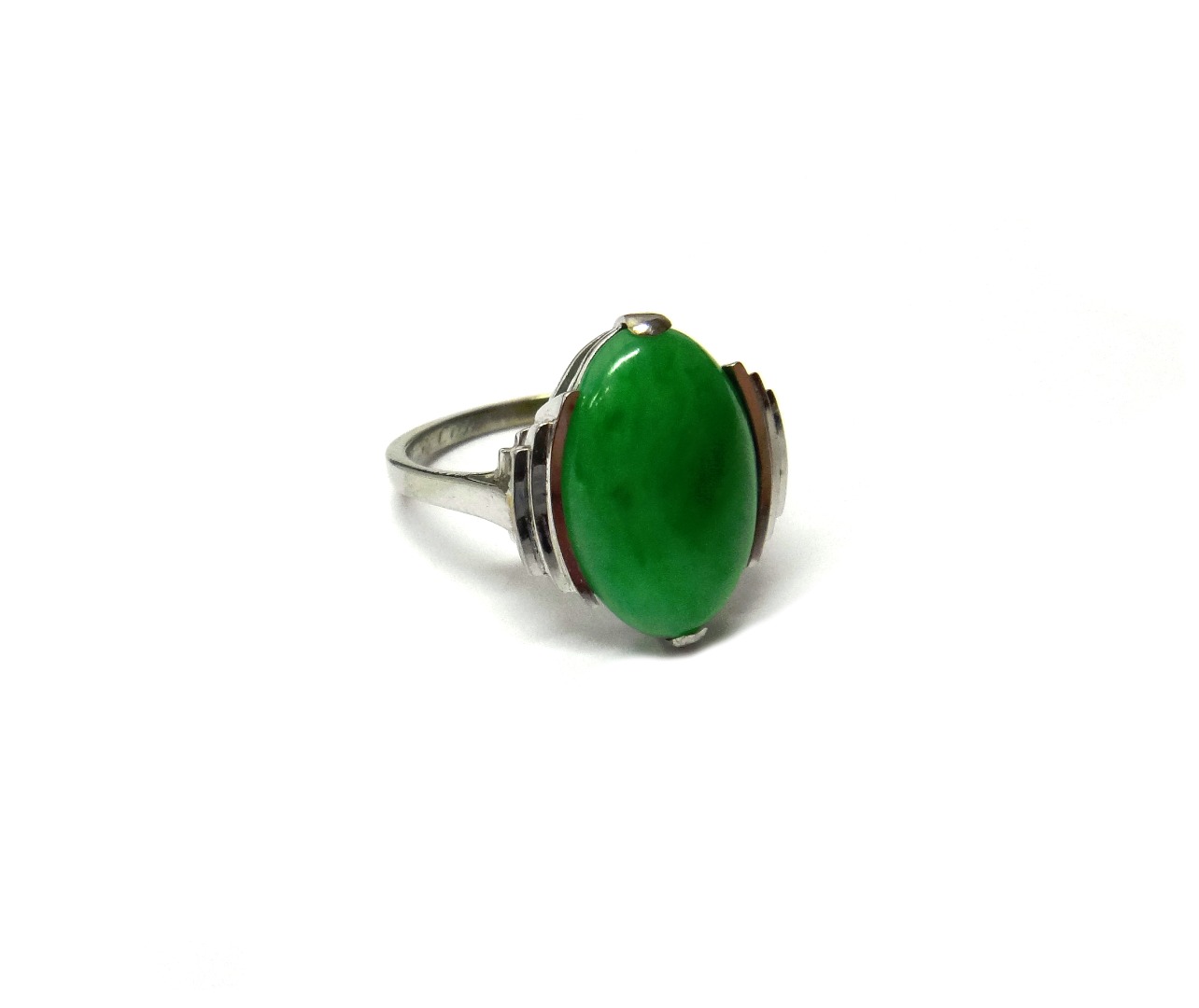 Appraisal: A white gold ring mounted with an oval cabochon jade