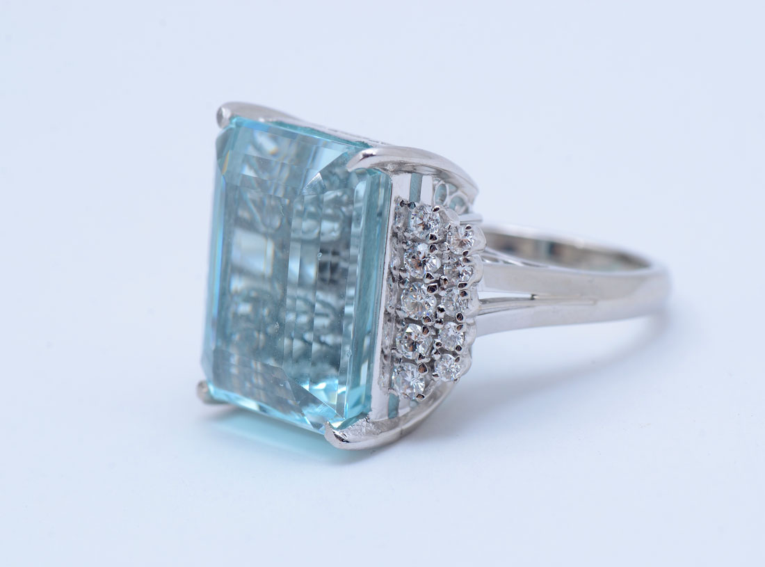 Appraisal: BEAUTIFUL CT AQUAMARINE DIAMOND RING IN PLATINUM This natural aquamarine