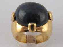 Appraisal: A yellow metal tests carat gold cabochon sapphire ring the