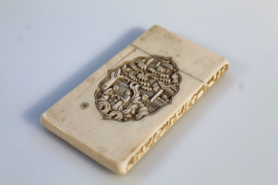 Appraisal: A late thC early thC Chinese ivory card case the