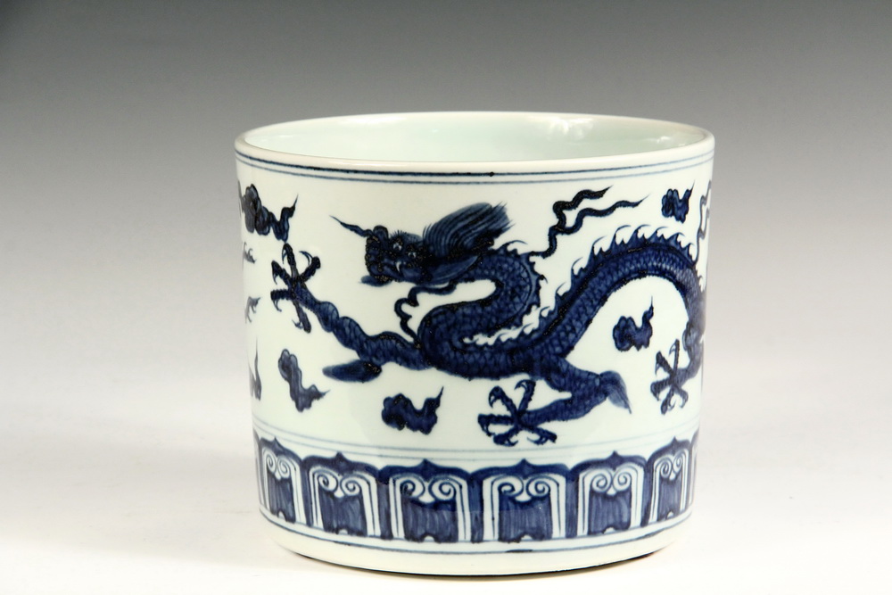 Appraisal: CHINESE PORCELAIN POT - A Large Cylindrical Pot with Blue