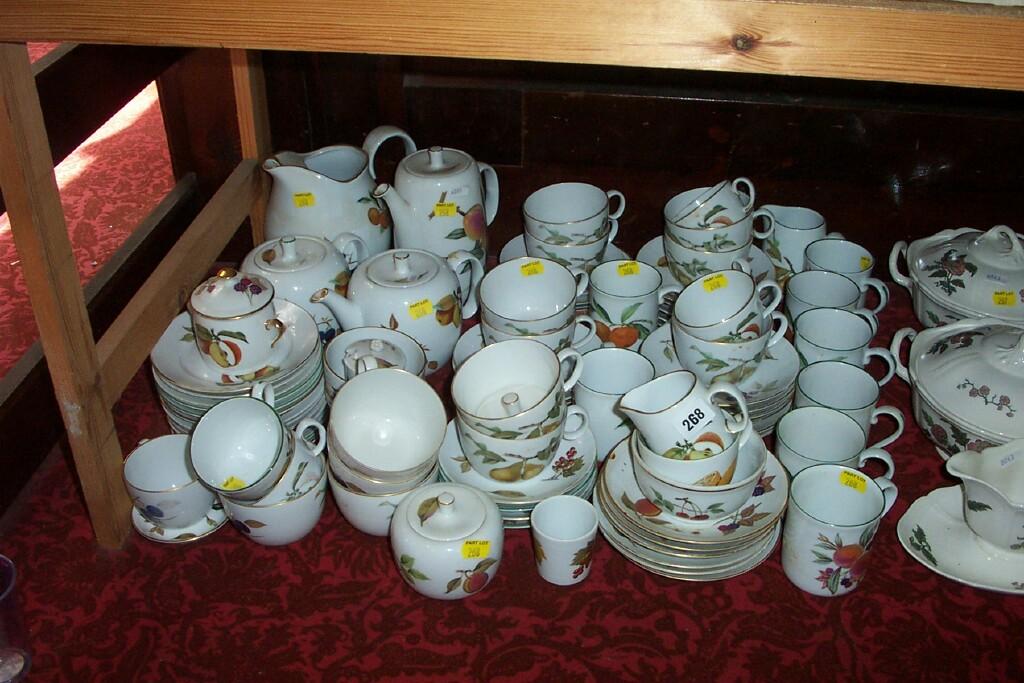 Appraisal: An extensive collection of Royal Worcester Evesham pattern Oven-to-Table tea