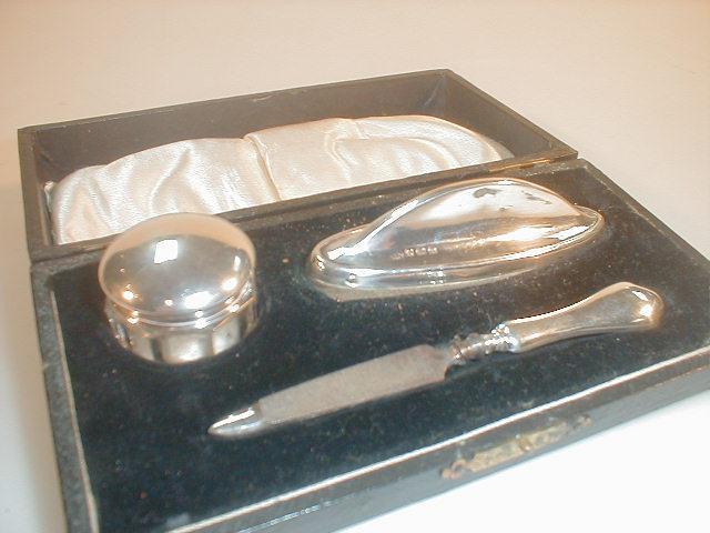 Appraisal: A George V silver three piece manicure set comprising file