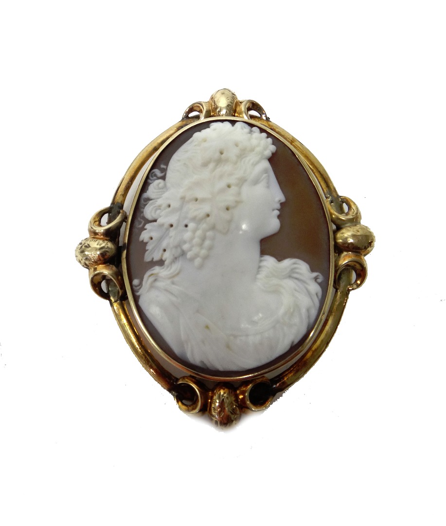 Appraisal: A Victorian gold mounted oval shell cameo brooch carved as