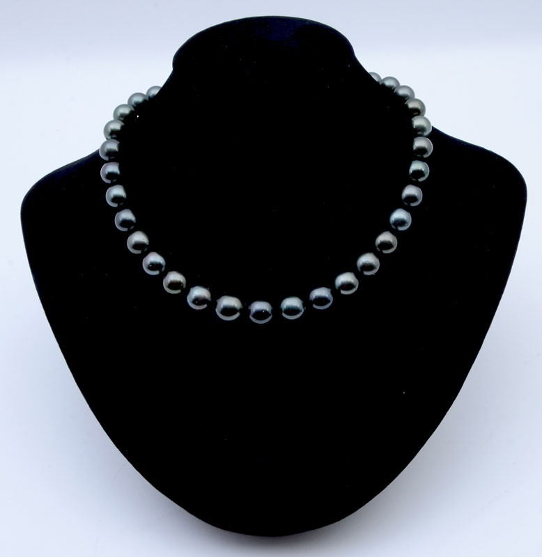 Appraisal: ELEGANT LUSTROUS TAHITIAN BLACK PEARL NECKLACE graduated Tahitian cultured black